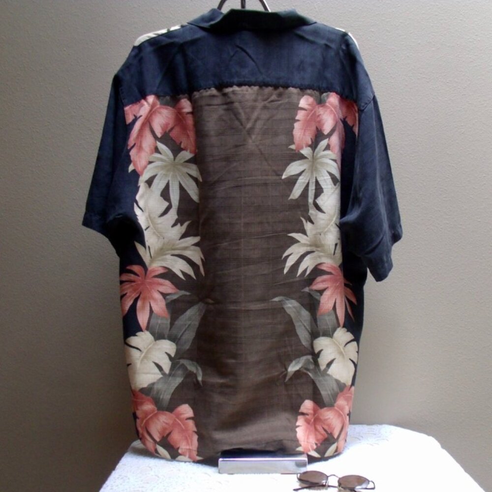 TOMMY BAHAMA 100% Silk Short Sleeved Hawaiian Camp Aloha Shirt Size Large - Picture 3 of 6